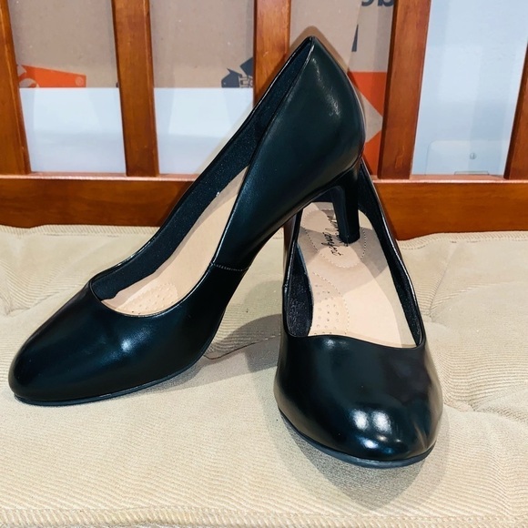 DexFlex Comfort Shoes - Dexflex Comfort Black Leather Pumps.